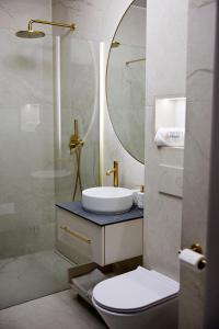 吉日茨科Apartament E18 w Nautica Resort nad jeziorem w Giżycku的一间带水槽、卫生间和镜子的浴室