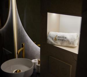 吉日茨科Apartament E18 w Nautica Resort nad jeziorem w Giżycku的浴室配有白色卫生间和盥洗盆。