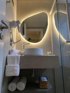 阿帕雷西达Hotel Porto Real Aparecida的一间带水槽和镜子的浴室