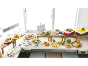 境港市Hotel AreaOne Sakaiminato Marina - Vacation STAY 81704v的填满了各种食物的桌子