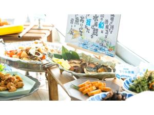 境港市Hotel AreaOne Sakaiminato Marina - Vacation STAY 81704v的一张桌子上放着两个盘子的食物