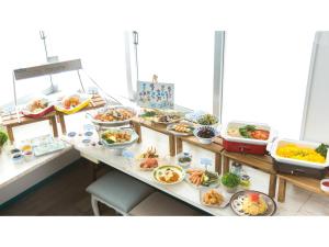 境港市Hotel AreaOne Sakaiminato Marina - Vacation STAY 81704v的自助餐,餐桌上摆满了食物