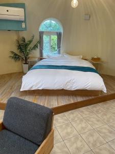 奄美AYAMARUDO-MU - Vacation STAY 32625v的一间卧室设有一张大床和一个窗户。