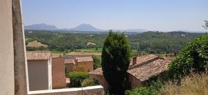 PuimoissonMaison de village en Provence的享有以山为背景的村庄美景