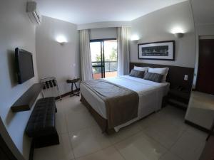 巴西利亚Bonaparte Excelente Apartamento #503的一间卧室配有一张大床和电视