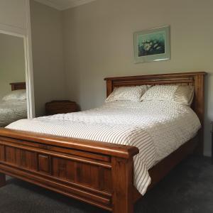 Lavender Row Farm的卧室内的一张木架床