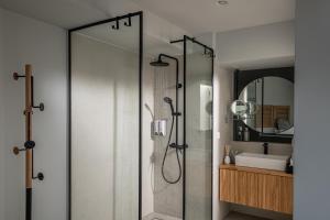 阿基欧斯尼古拉斯Beachfront Salty Sea Luxury Suite 2的带淋浴的浴室和玻璃门