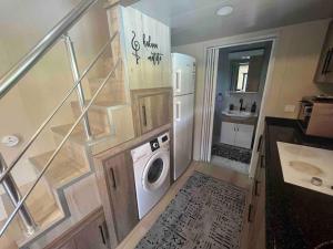 Hakuna Matata Tiny House Urla / Özel Havuzlu的洗衣房,配有洗衣机和烘干机