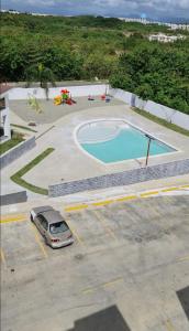 La EstrellaSweet Alar的停在游泳池旁的停车场的汽车