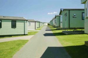 East MerseaRohannah static Caravan Fantastic Family and Friends Holiday的街道上一排移动房屋