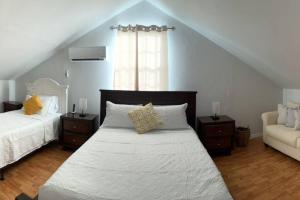 乔治敦The Diver's Inn Grand Cayman的一间卧室配有一张大床和一张沙发