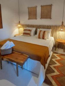 卡拉伊瓦Afeto Caraíva的一间卧室配有一张大床和一张桌子