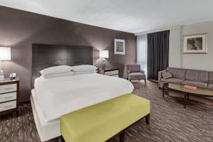 巴尔的摩Delta Hotels by Marriott Baltimore North的酒店客房设有一张大床和一张沙发。