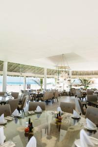 坦皮科Soleare Hotel Boutique的一间带桌椅的海景餐厅