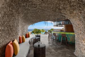 麦克坦Sheraton Cebu Mactan Resort的一间拥有石墙的餐厅和一间酒吧