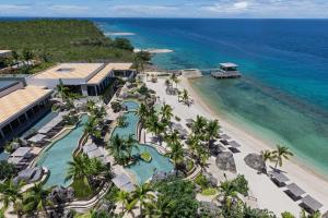 麦克坦Sheraton Cebu Mactan Resort的享有海滩和海洋的度假村的空中景致