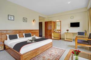甘托克Capital O Bhumpadzong Retreat的一间卧室配有一张大床和电视