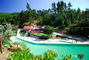 马桑Casa do martinho的河中带游泳池的度假村