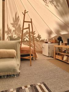 塞斯托拉Il Bosco di Paolo - Glamping的一间卧室,配有带一张床的帐篷