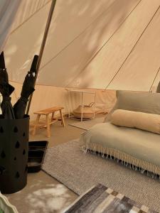 塞斯托拉Il Bosco di Paolo - Glamping的帐篷配有一张床和一张桌子