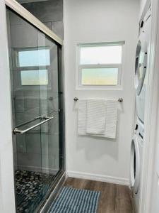 奥兰多Roy's guest house的带淋浴和玻璃淋浴间的浴室