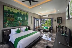 BedahuluCapung Asri Eco Luxury Resort with Private Pool Villas的一间带大床的卧室和一间客厅