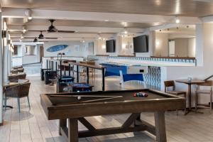 卡帕阿Sheraton Kauai Coconut Beach Resort的带酒吧的客房内的台球桌