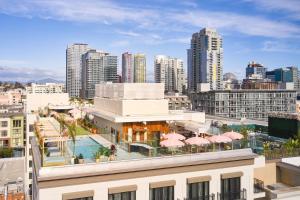 圣地亚哥AC Hotel by Marriott San Diego Downtown Gaslamp Quarter的从建筑屋顶可欣赏到城市美景