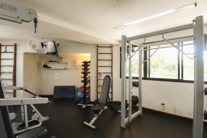 巴西利亚Bonaparte Excelente Apartamento #503的一间设有跑步机和窗户的健身房