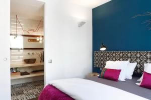 巴塞罗那Apartment Vila Olímpica Barcelona next to beach & garden的卧室配有白色的床和蓝色的墙壁