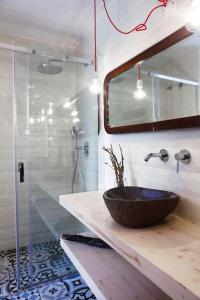 巴塞罗那Apartment Vila Olímpica Barcelona next to beach & garden的一间带水槽和玻璃淋浴的浴室
