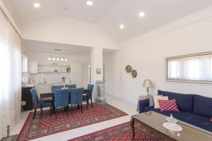 维索科Apartment ADA的客厅配有蓝色的沙发和桌子