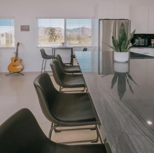 约书亚树Coyote Tracks - A Modern Desert Experience的一间会议室,配有椅子和桌子,种植了植物