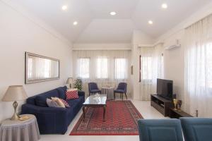 维索科Apartment ADA的客厅配有蓝色的沙发和电视