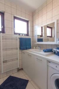 维索科Apartment ADA的白色的浴室设有水槽和镜子