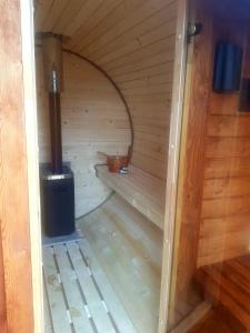新塔尔格Alpakowy raj的享有带木地板的桑拿浴室的内部景致