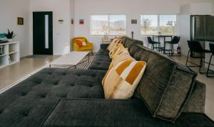 约书亚树Coyote Tracks - A Modern Desert Experience的客厅配有带枕头的沙发
