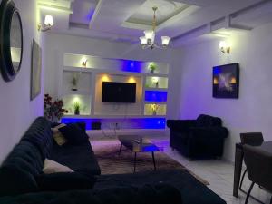 BueaDeluxe Mansion的带沙发和电视的客厅