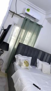 BueaDeluxe Mansion的卧室配有白色的床铺和白色的枕头