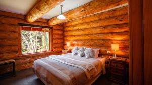 MiltonCascade Creek Retreat的小木屋内一间卧室,配有一张床