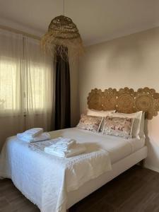 米尔芳提斯城Casa dos Avós的一间卧室配有一张带白色床单的大床