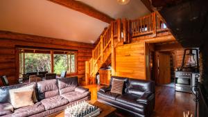 MiltonCascade Creek Retreat的小木屋内带皮革家具的客厅