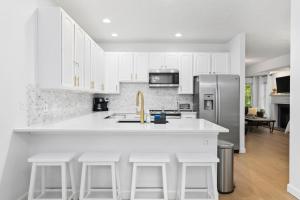 特拉弗斯城Gorogeous Chic 2BDR Renovated Home near Downtown Sleeps 6 843的厨房配有白色橱柜和不锈钢冰箱