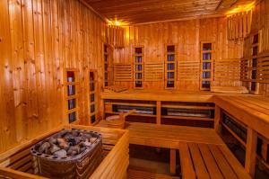奥尔什丁韦林斯基酒店的大型木制客房设有浴缸。