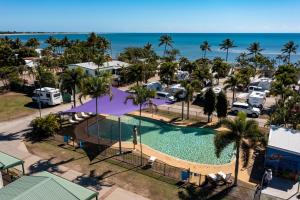鲍恩NRMA Bowen Beachfront Holiday Park的享有度假村游泳池的空中景致