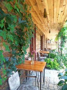 费特希耶Daidala Life的庭院设有木制天花板、桌子和植物