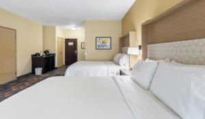 Bellmead韦科西北智选假日套房酒店的酒店客房,配有两张带白色床单的床