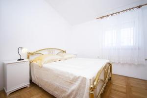 希贝尼克Seaside holiday house Jadrtovac, Sibenik - 16468的白色的卧室设有床和窗户