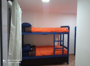 雷希纳镇Departamento Chacra的带橙色枕头的客房内的两张双层床