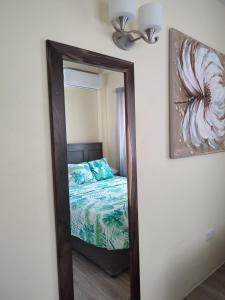 格罗斯岛Belle Cove的卧室内床的镜子反射